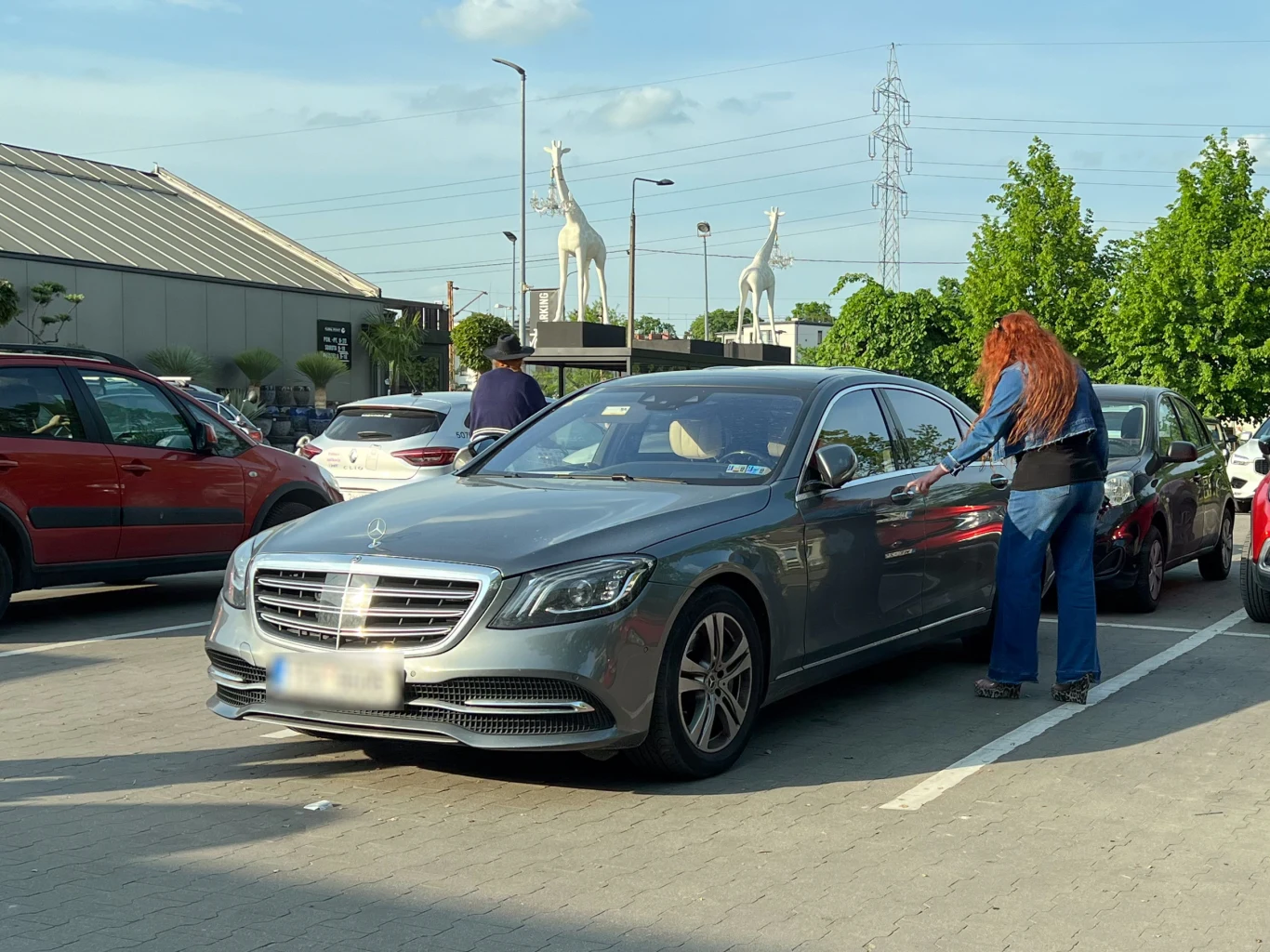 Grycanki wsiadają do samochodu po upchnięciu zakupów w bagażniku Grycanki wsiadają do samochodu po upchnięciu zakupów w bagażniku