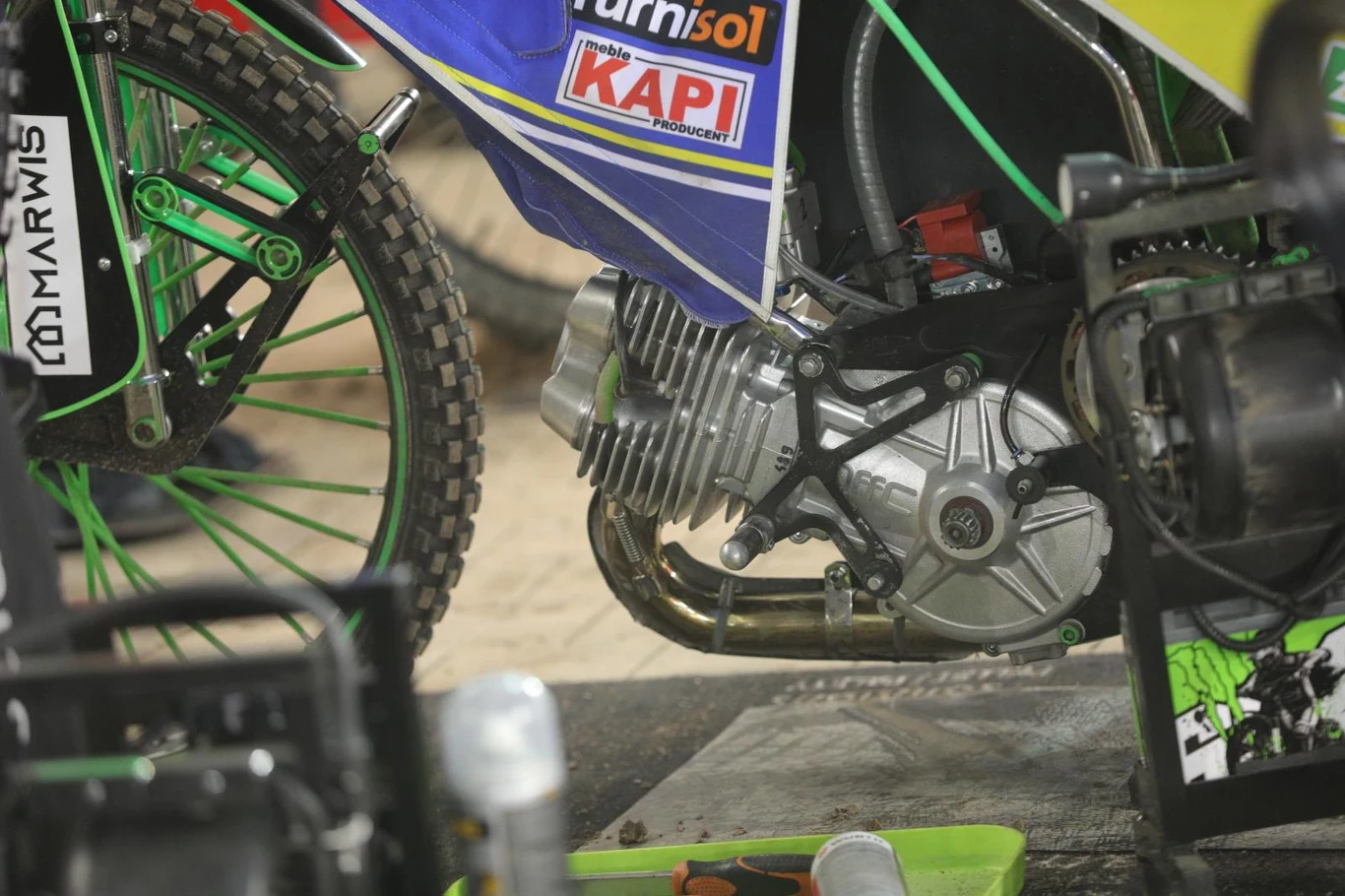 Silnik MMX od Michała Marmuszewskiego w ramie motocykla Patryka Dudka. Silnik MMX od Michała Marmuszewskiego w ramie motocykla Patryka Dudka.