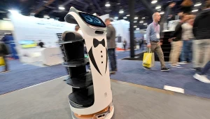 Automatyzacja i sztuczna inteligencja już prowadzą do likwidacji miejsc pracy. Na zdjęciu robot BellaBot