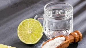 Woda z cytryną i solą to naturalny izotonik