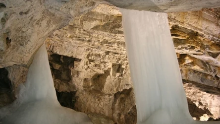 ​Lodowe królestwo tuż przy granicy z Polską. Lód nie topnieje tam przez cały rok