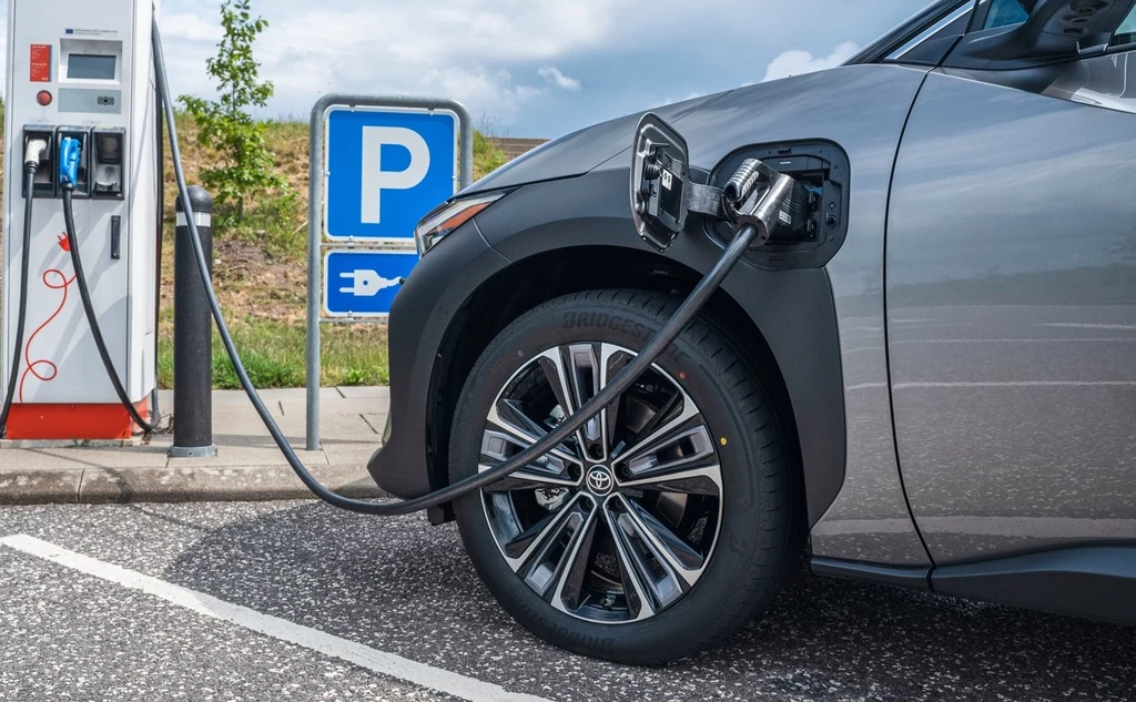 Toyota nie odżegnuje się od samochodów elektrycznych. Ale ostrzega przed zbyt szybkim tempem transformacji i traktowaniem aut bateryjnych jako jedynej drogi