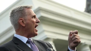 Republikanin Kevin McCarthy - to z nim rozmawia Joe Biden w sprawie podniesienia limitu zadłużenia USA