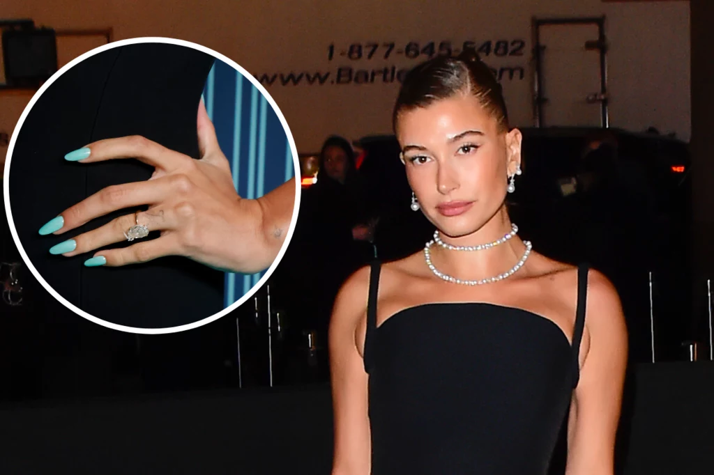 / Taylor Hill. Hailey Bieber postawiła na manicure w turkusowym odcieniu