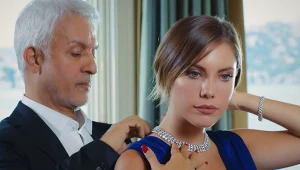 "Zakazany owoc": Halit wręcza Yildiz drogi naszyjnik