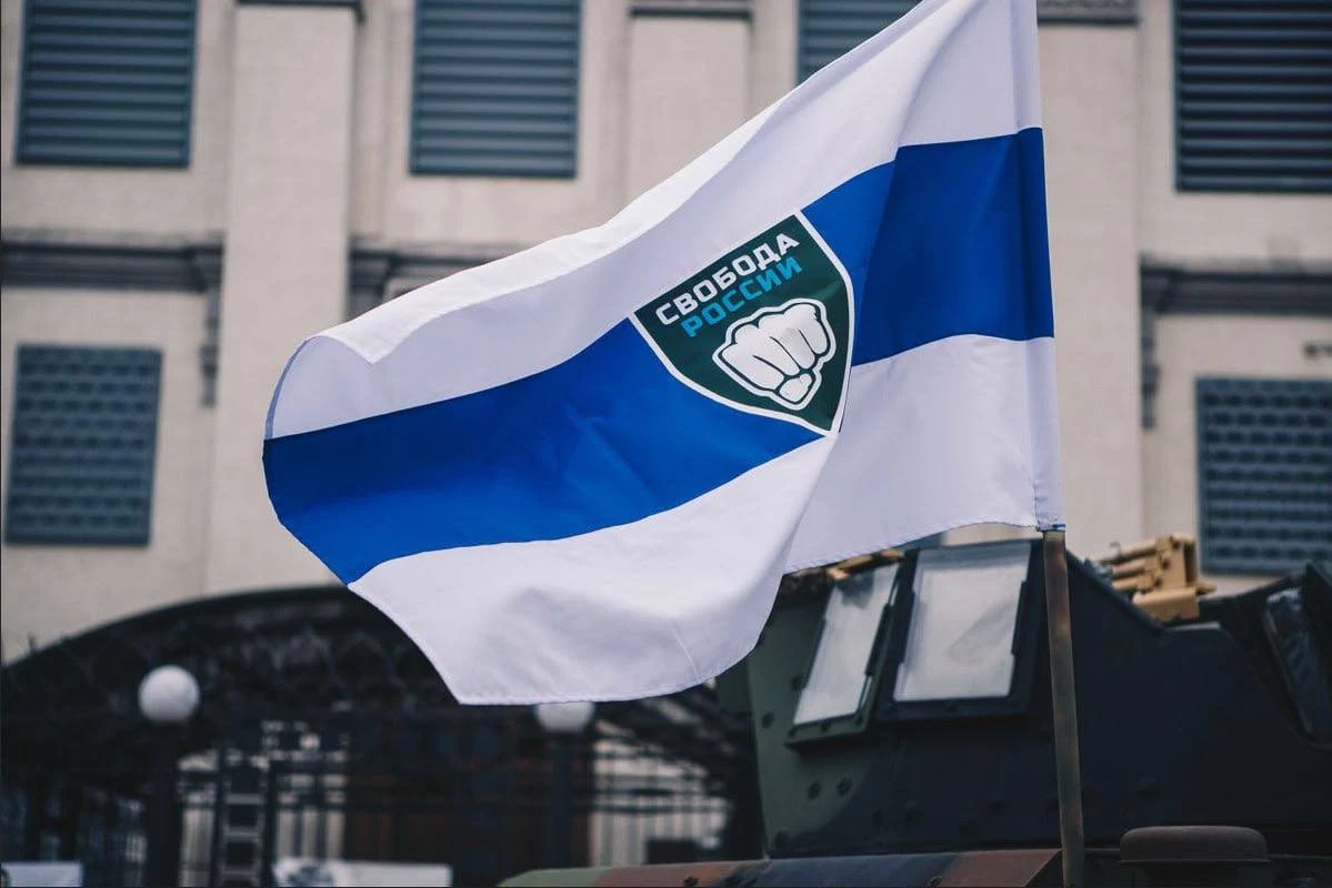 Biało-niebiesko-biała flaga bardzo często pojawia się na pojazdach legionu "Wolność Rosji", który razem z Ukraińcami walczy z armią rosyjską / zdjęcie: Telegram, legion "Wolność Rosji" Biało-niebiesko-biała flaga bardzo często pojawia się na pojazdach legionu "Wolność Rosji", który razem z Ukraińcami walczy z armią rosyjską / zdjęcie: Telegram, legion "Wolność Rosji"