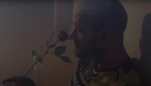 Rysiek "Szczena" w kadrze teledysku Młode Wilki - "Piękna jak róża"