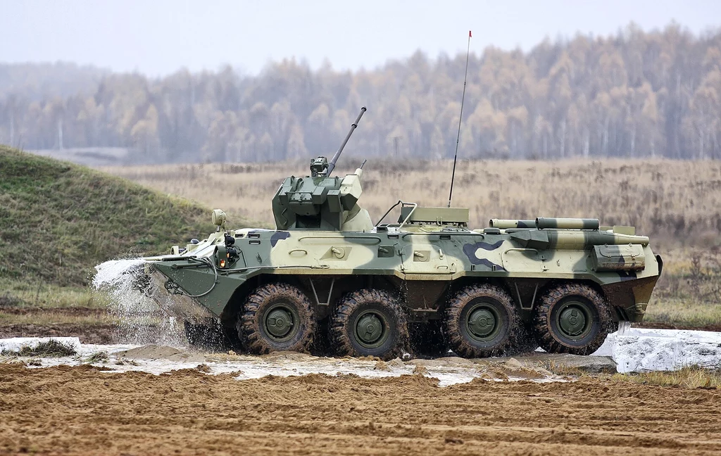 BTR-82A wszedł do służby w 2013 roku. Jego cechą charakterystyczną jest mobilność. Jak wskazuje portal ArmyRecognition dzięki silnikowi diesla KAMAZ 740.14-300 może rozwinąć prędkość 80 km\h na drodze