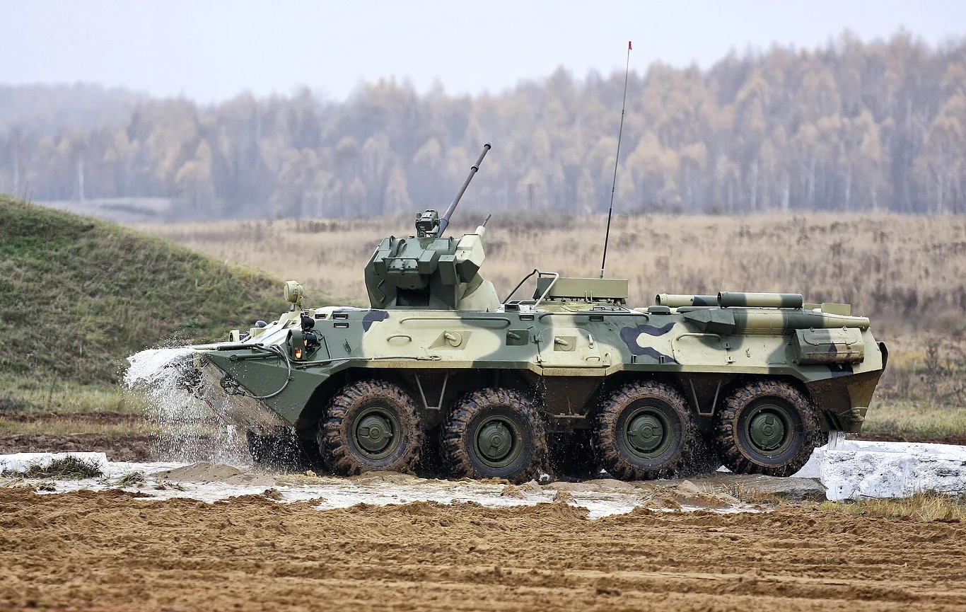 BTR-82A wszedł do służby w 2013 roku. Jego cechą charakterystyczną jest mobilność. Jak wskazuje portal ArmyRecognition dzięki silnikowi diesla KAMAZ 740.14-300 może rozwinąć prędkość 80 km\h na drodze BTR-82A wszedł do służby w 2013 roku. Jego cechą charakterystyczną jest mobilność. Jak wskazuje portal ArmyRecognition dzięki silnikowi diesla KAMAZ 740.14-300 może rozwinąć prędkość 80 km\h na drodze