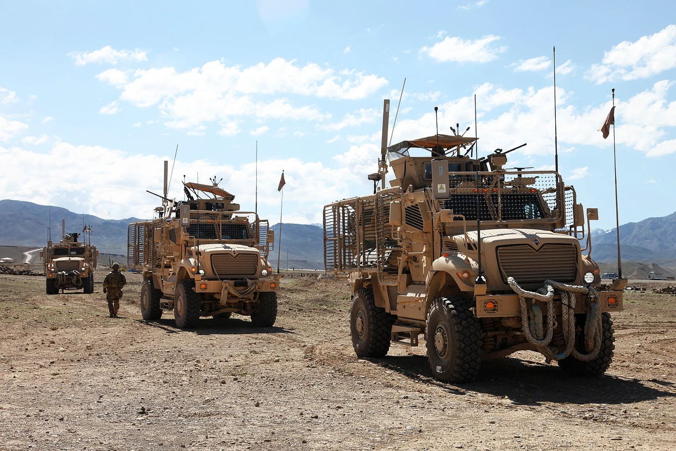 The International M1224 MaxxPro jako wozy typu MRAP są przystosowane do wytrzymania wybuchu miny lub improwizowanego materiału wybuchowego, chroniąc trzyosobową załogę i sześciu pasażerów. Do obrony żołnierze mogą wykorzystać karabin kalibru 12,7 bądź 7,62 mmm The International M1224 MaxxPro jako wozy typu MRAP są przystosowane do wytrzymania wybuchu miny lub improwizowanego materiału wybuchowego, chroniąc trzyosobową załogę i sześciu pasażerów. Do obrony żołnierze mogą wykorzystać karabin kalibru 12,7 bądź 7,62 mmm