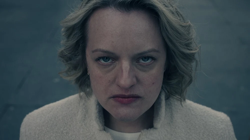 Elisabeth Moss w serialu "Opowieść podręcznej"