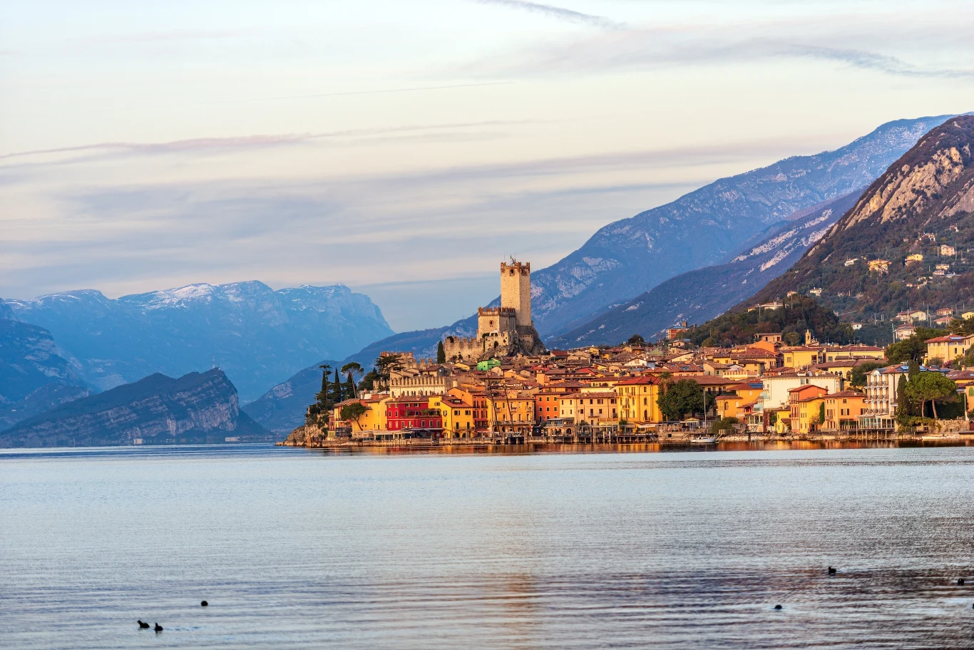Malcesine to malownicza miejscowość nad którą wznosi się budowla średniowiecznego zamku 