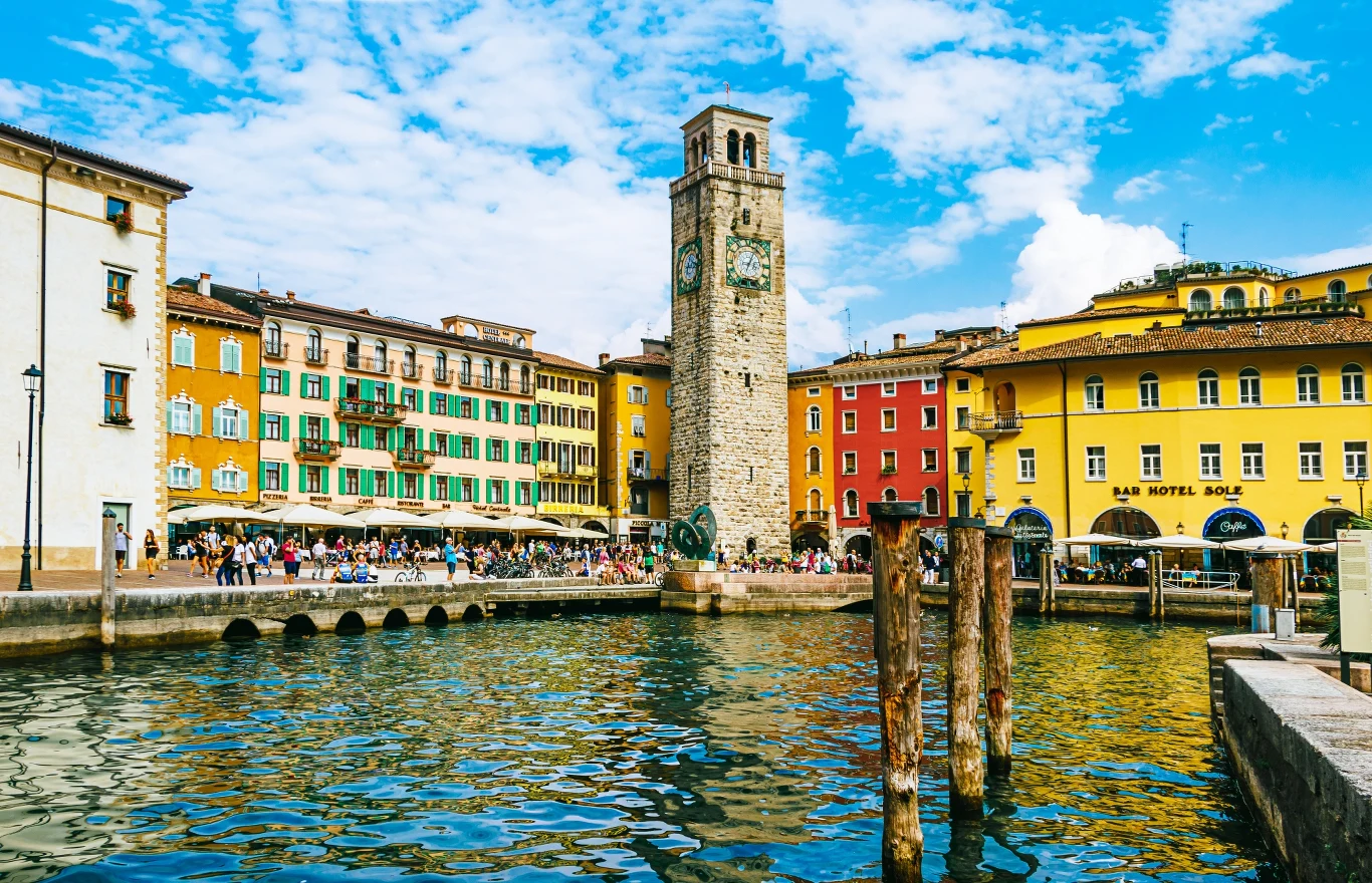 Kolorowe kamieniczki w miejscowości Riva del Garda nadają temu miejscu uroku i przytulnej atmosfery 