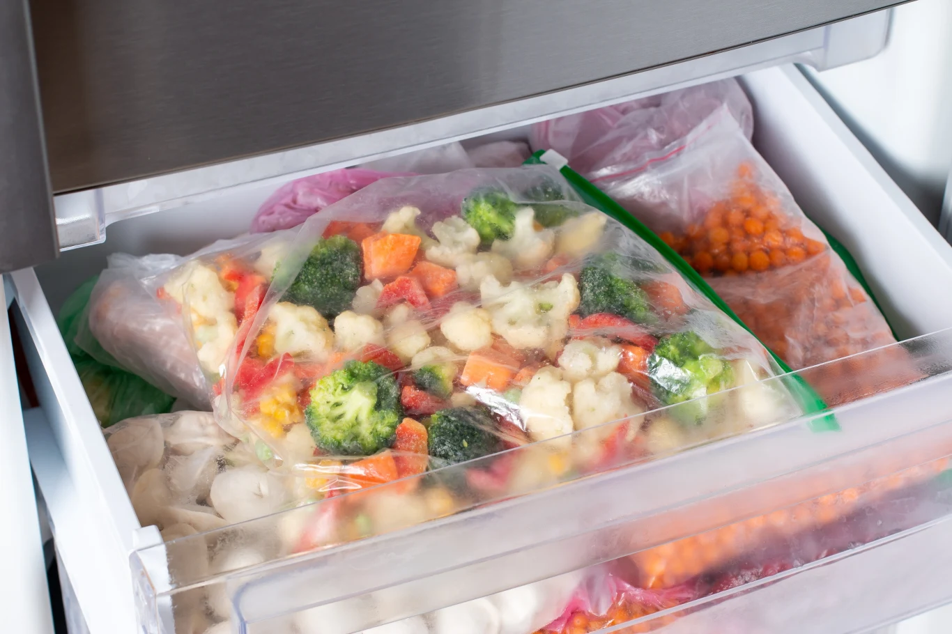 Zamrozić możemy niemal wszystko – zarówno świeże produkty, jak i gotowe potrawy. Zamrażalnik nie jest jednak odpowiednim miejscem dla niektórych produktów