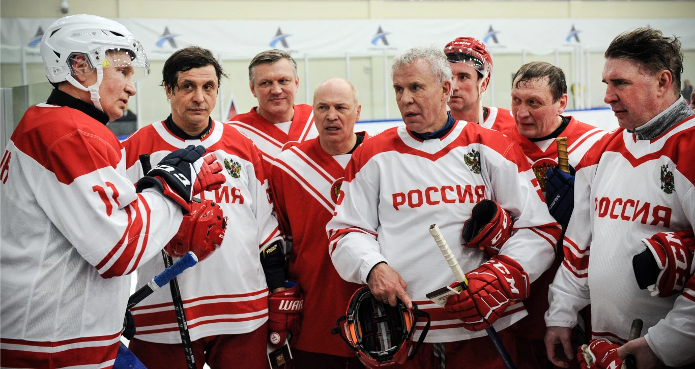 Władimir Putin i Wiaczesław Fietisow w rozmowie z byłymi rosyjskimi hokeistami