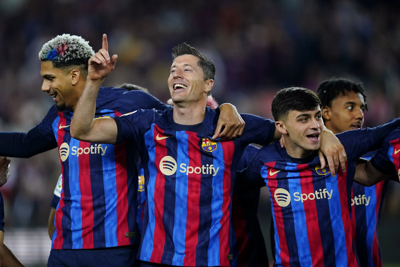 Robert Lewandowski i jego koledzy z FC Barcelona mogą zagrać niebawem w meczu, który pobije finansowy rekord. Co prawda mowa tu o "El Clasico", ale... "Barca" z Realem Madryt grać będzie tylko towarzysko!