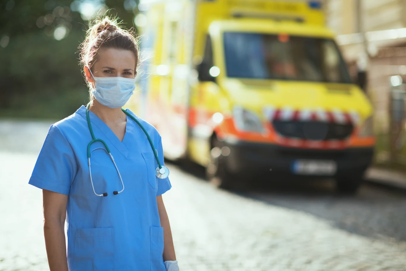 Szybkie połączenie z numerem alarmowym w wielu przypadkach może uratować życie. Jak zrobić to poprawnie?