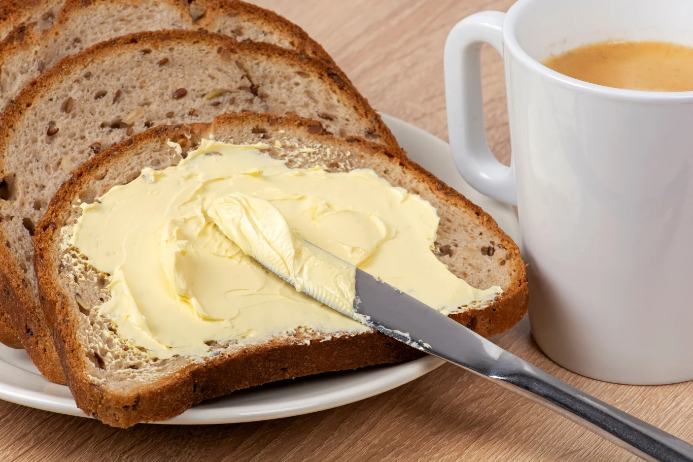 Nie ma cholesterolu, za to dostarczy witamin i magnezu. Smaruj pieczywo margaryną, jeśli masz podwyższony poziom trójglicerydów Nie ma cholesterolu, za to dostarczy witamin i magnezu. Smaruj pieczywo margaryną, jeśli masz podwyższony poziom trójglicerydów