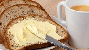 Nie ma cholesterolu, za to dostarczy witamin i magnezu. Smaruj pieczywo margaryną, jeśli masz podwyższony poziom trójglicerydów 