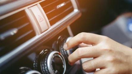 ​Włączałeś ten przycisk przez całą zimę? Możliwe, że sporo zaoszczędzisz na wizycie u mechanika