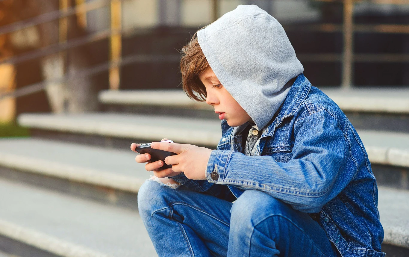 Meta zakazuje nastolatkom na świecie używania swoich, "dorosłych" chatbotów Generatywne AI pożywką dla pedofilów. Aktywnie z niego korzystają