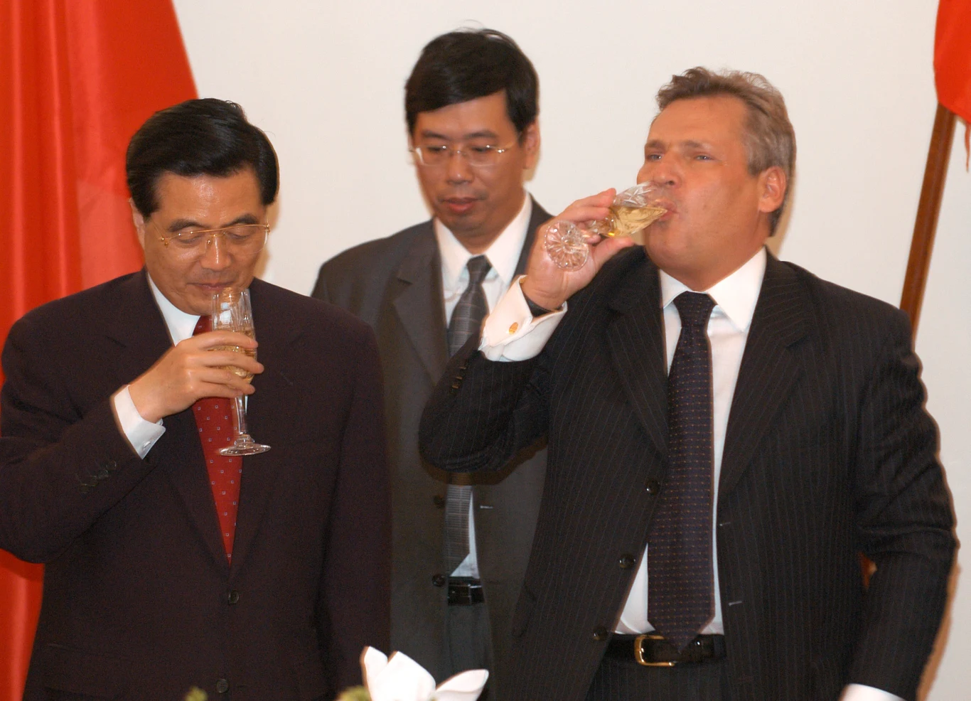 Zdjęcie archiwalne z 2004 roku: Aleksander Kwaśniewski i przewodniczący Chińskiej Republiki Ludowej Hu Jintao