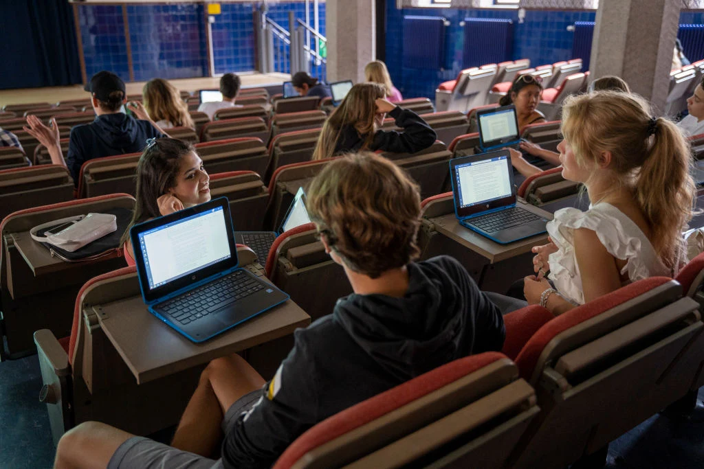 Uczniowie w szwedzkiej szkole w trakcie zajęć