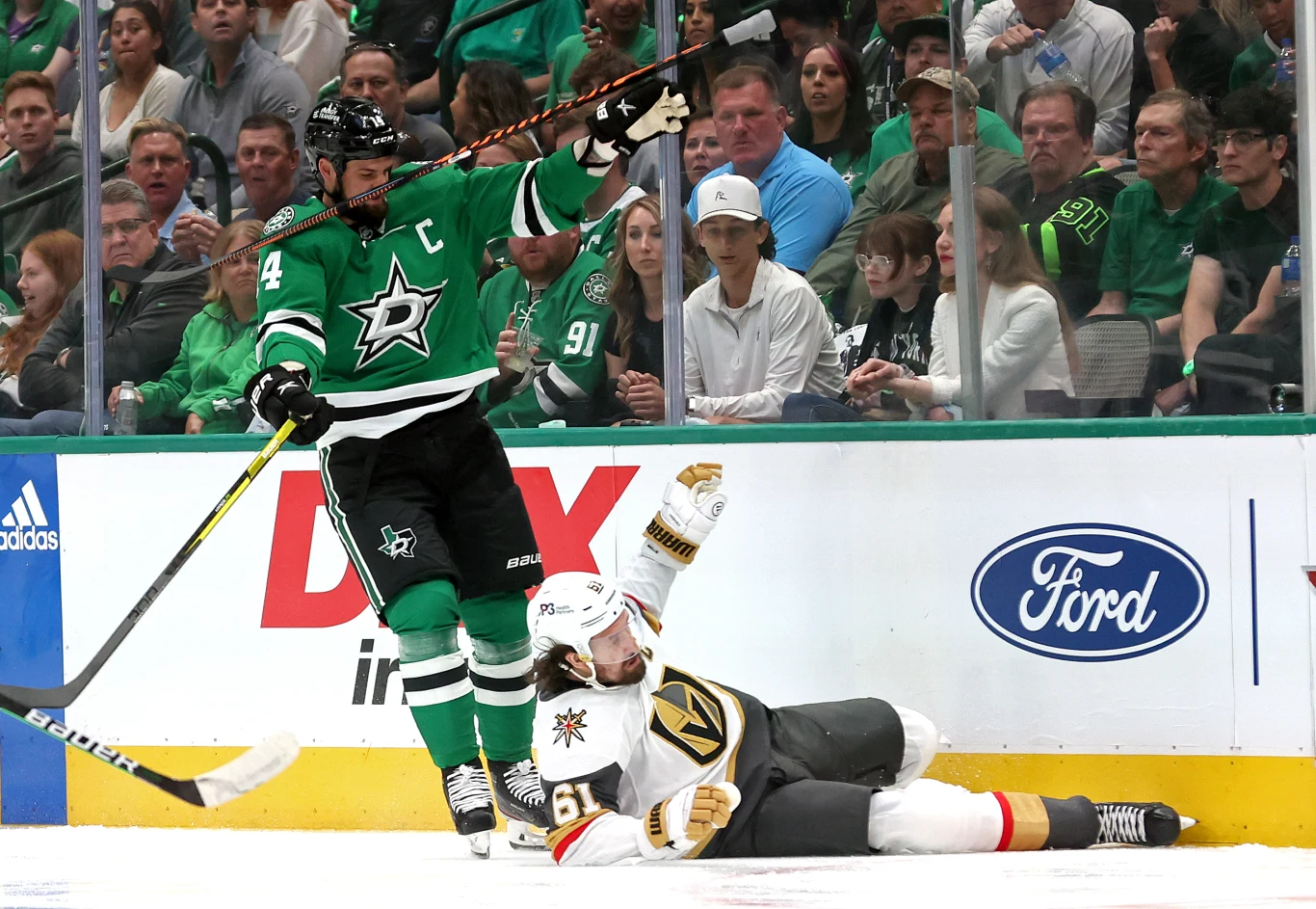 Jamie Benn (zielony strój) i Mike Stone Jamie Benn (zielony strój) i Mike Stone