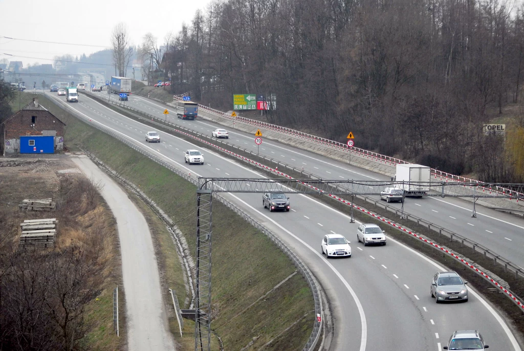 Zakopianka w Mogilanach. Na tej trasie ruch jest coraz większy i stale rośnie