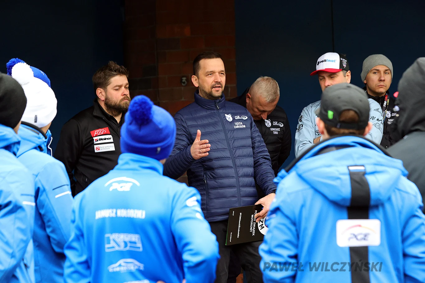 Sędzia Paweł Słupski na naradzie z zawodnikami