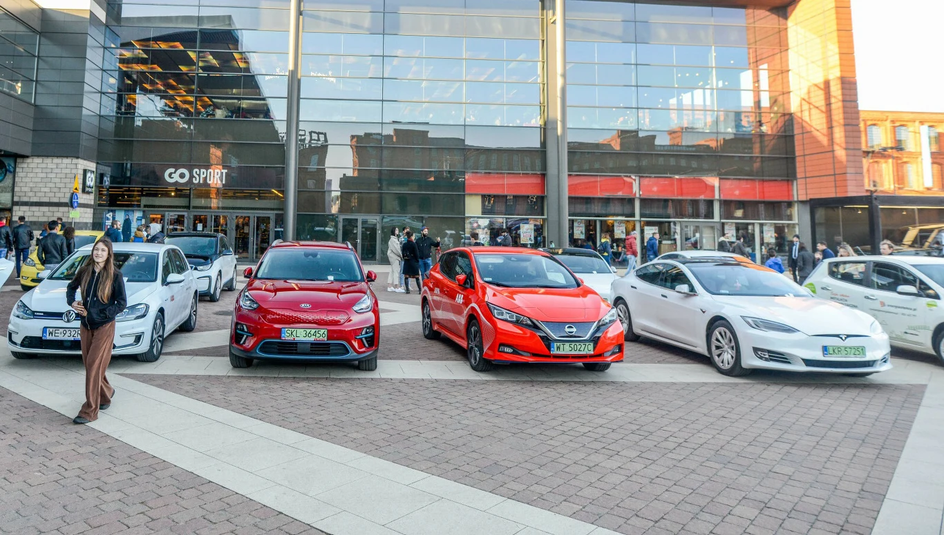 BOŚ otrzymał już 400 mln zł na dofinansowania w programie "Mój elektryk" BOŚ otrzymał już 400 mln zł na dofinansowania w programie "Mój elektryk"