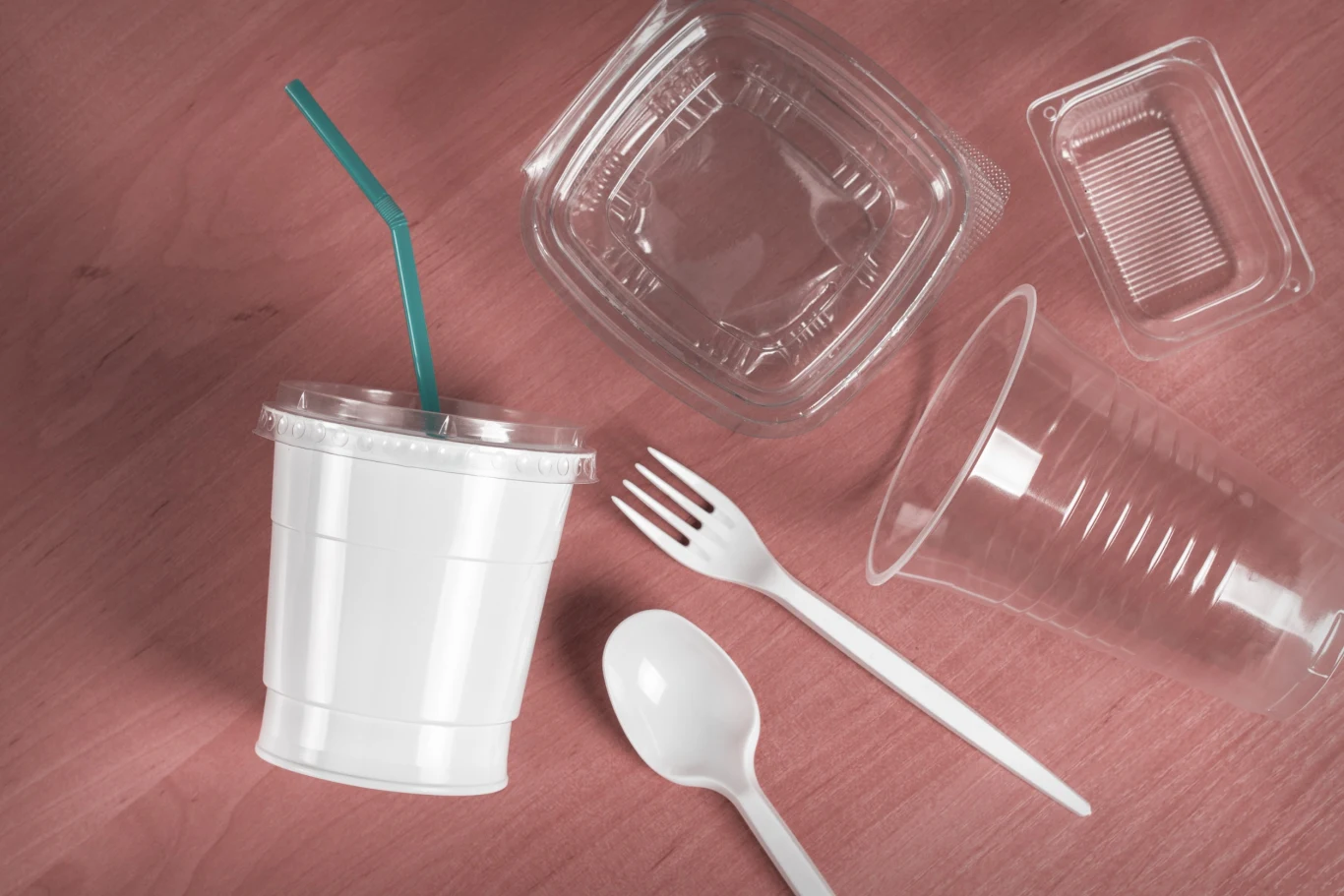 Od 24 maja 2023 r. nie będzie można w Polsce sprzedawać wielu jednorazowych produktów z plastiku, takich jak kubki czy sztućce. Niektóre opakowania będą dostępne w restauracjach, sklepach i kawiarniach, np. podczas kupowania kawy na wynos, ale będzie do nich doliczana opłata na zagospodarowanie odpadów