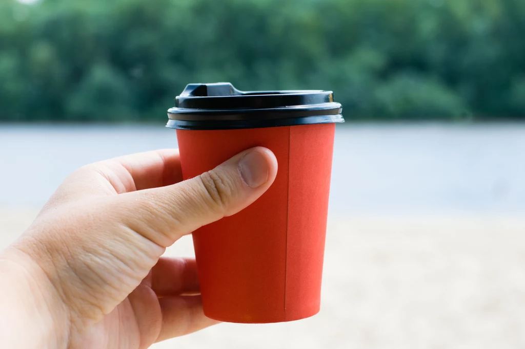 Wchodzą w życie nowe przepisy zakazujące sprzedaży jednorazowych plastików w Polsce. W przypadku kupowania jedzenia i kawy na wynos przedsiębiorcy będą musieli doliczać do kubków i opakowań dodatkową opłatę