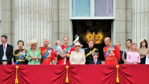 Rodzina królewska w pigułce. Te produkcje i książki zdradzają wszystkie ich sekrety!