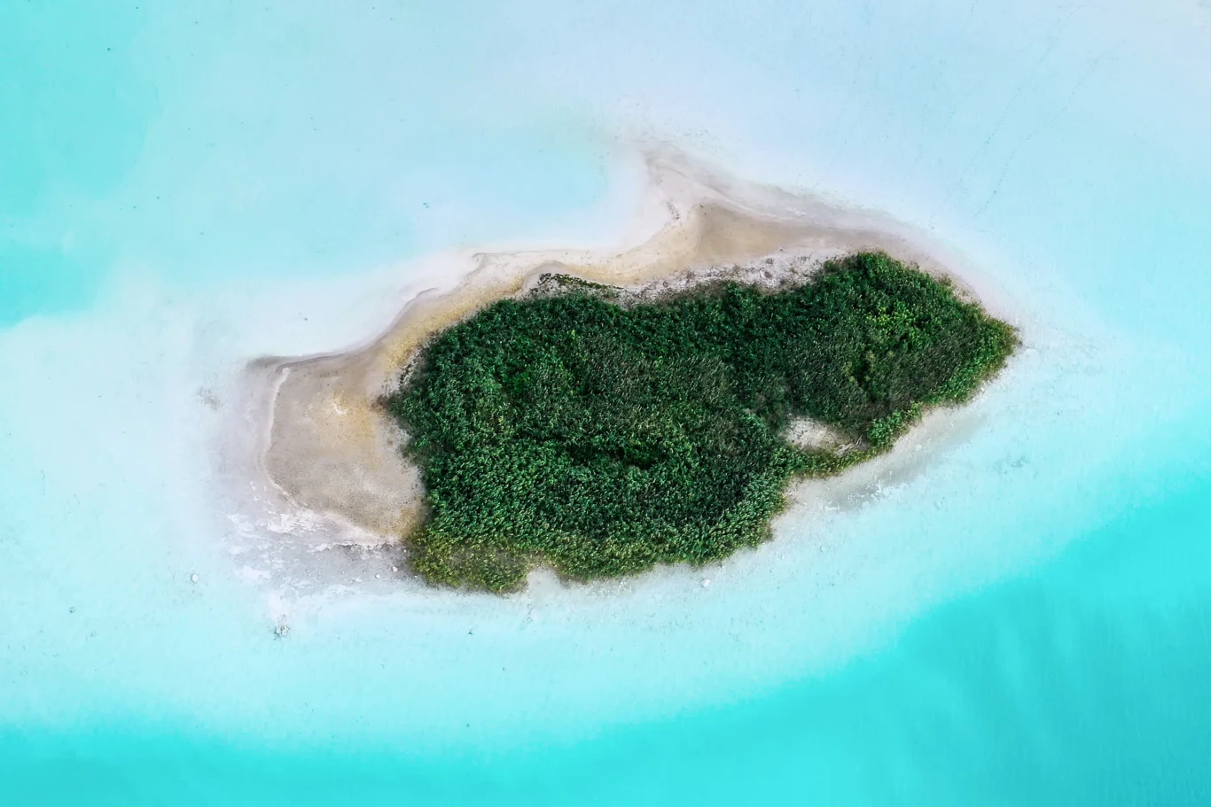 Jezioro Turkusowe w Koninie widokiem na myśl przywodzi egzotyczne Malediwy Jezioro Turkusowe w Koninie widokiem na myśl przywodzi egzotyczne Malediwy