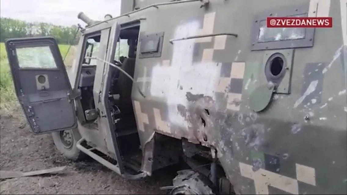 Kadr z rosyjskiego filmu, na którym widać poważnie uszkodzony AMZ Dzik 2