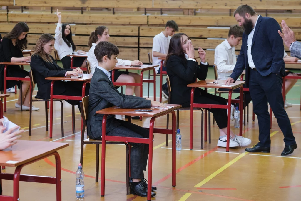 Dzisiaj angielski na egzaminie ósmoklasisty 2023; arkusz CKE i odpowiedzi w Interii już o 13:00; zdj. ilustracyjne Dzisiaj angielski na egzaminie ósmoklasisty 2023; arkusz CKE i odpowiedzi w Interii już o 13:00; zdj. ilustracyjne