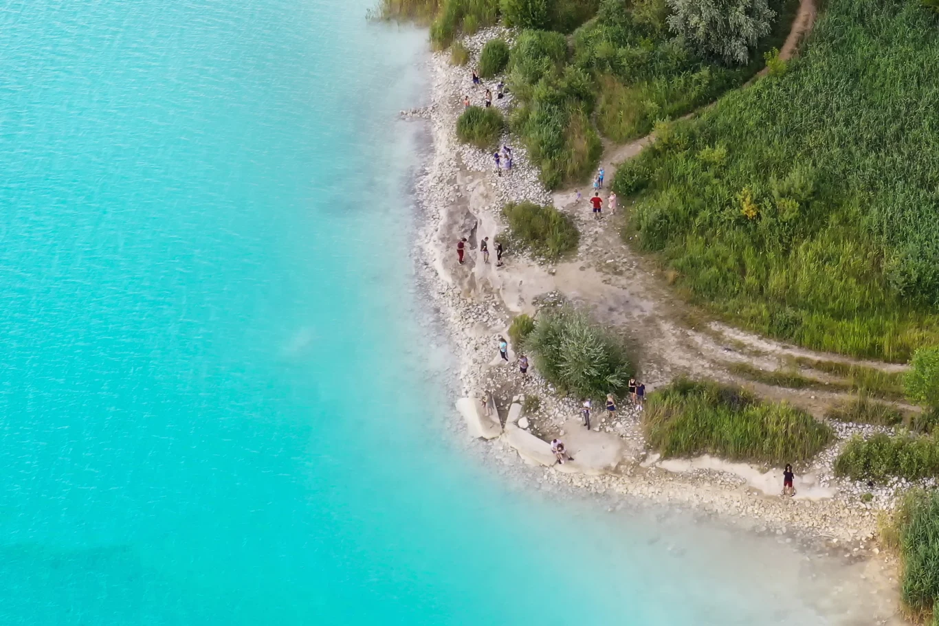 Jezioro Turkusowe w Koninie zachęca turystów widokiem, lecz zbliżanie się do tafli wody może być niebezpieczne Jezioro Turkusowe w Koninie zachęca turystów widokiem, lecz zbliżanie się do tafli wody może być niebezpieczne