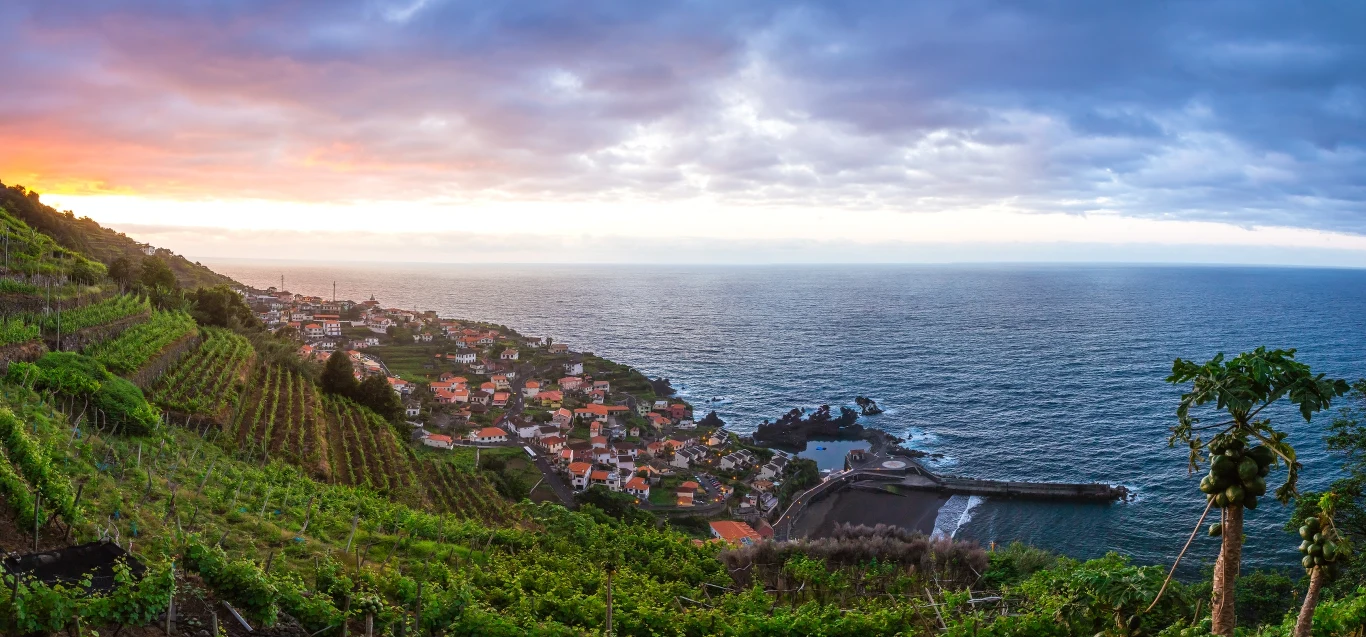 Będąc na Maderze, warto odwiedzić plażę Seixal Będąc na Maderze, warto odwiedzić plażę Seixal