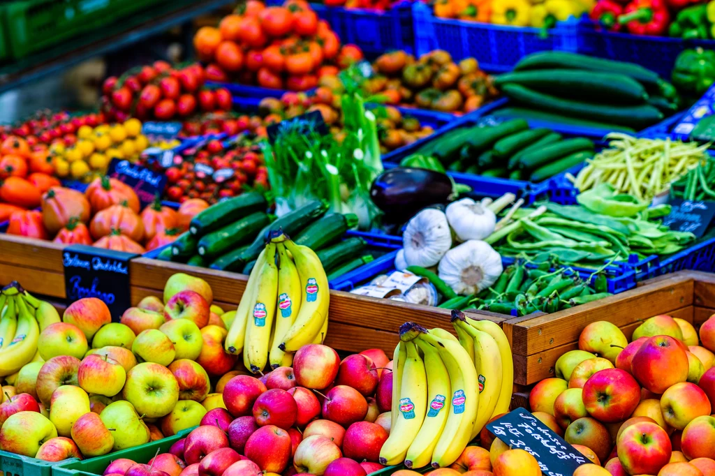 Nalepki na owocach i warzywach zawierają bardzo ważne informacje dla potencjalnego konsumenta