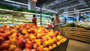 UE chce wprowadzić zakaz przyklejania plastikowych naklejek przez producentów warzyw i owoców