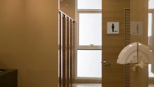 Większość Niemców woli oddawać mocz na siedząco