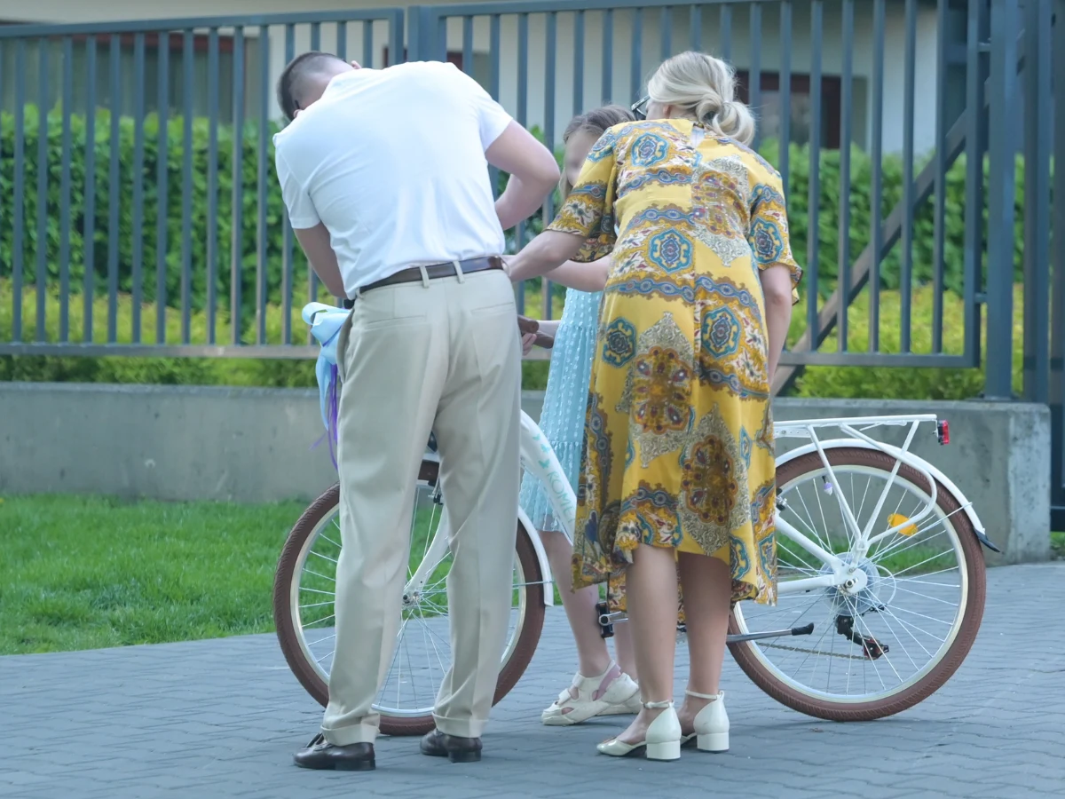 Marcin Hakiel z córką i Dominiką postanowili pomóc Helence w przetestowaniu jej prezentu z komunii