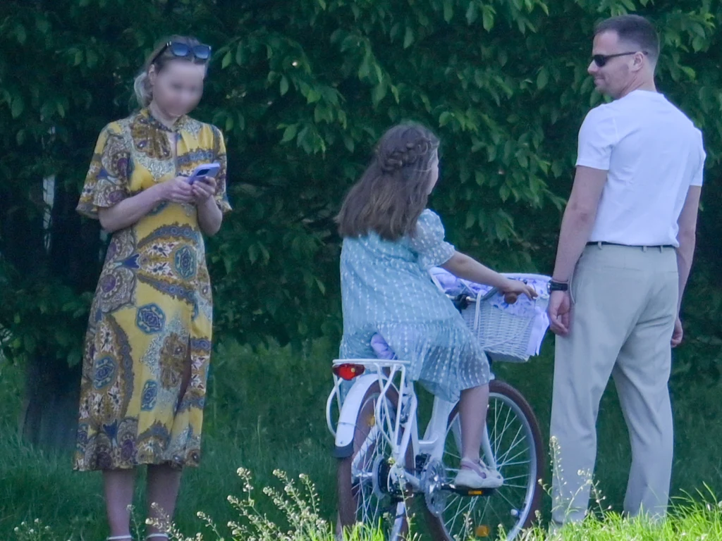 Dominika dokumentowała testy roweru Helenki, który dostała od taty na komunię