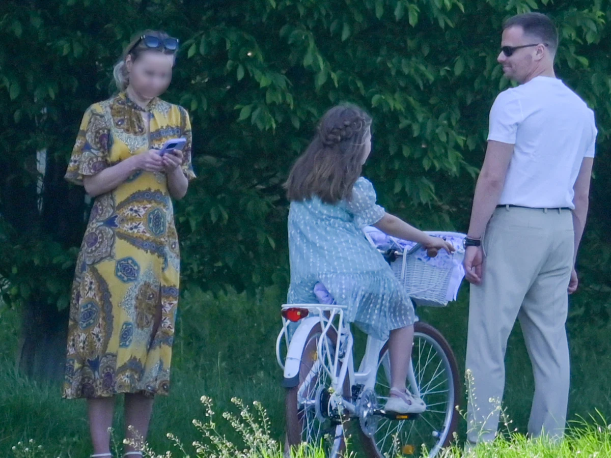 Dominika dokumentowała testy roweru Helenki, który dostała od taty na komunię