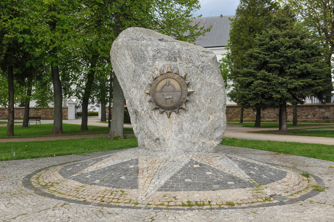 Głaz symbolizujący geograficzny środek Europy w Suchowoli Głaz symbolizujący geograficzny środek Europy w Suchowoli