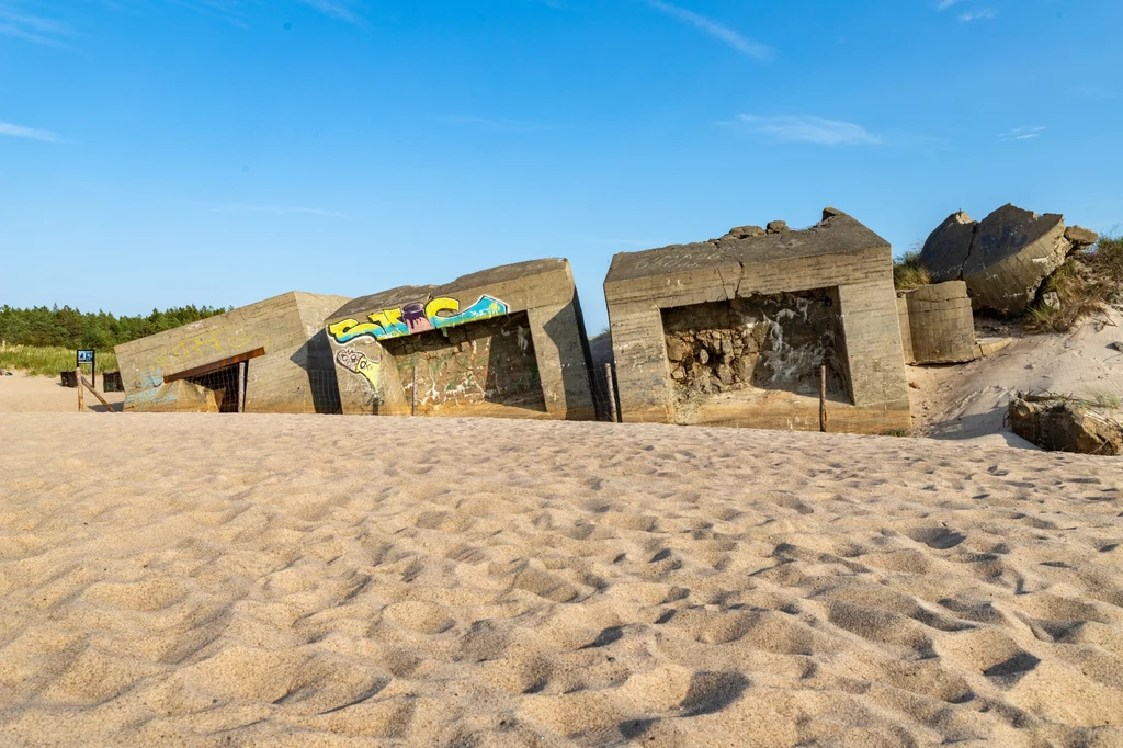 Na plaży w Bobolinie możemy zobaczyć stare bunkry wojskowe