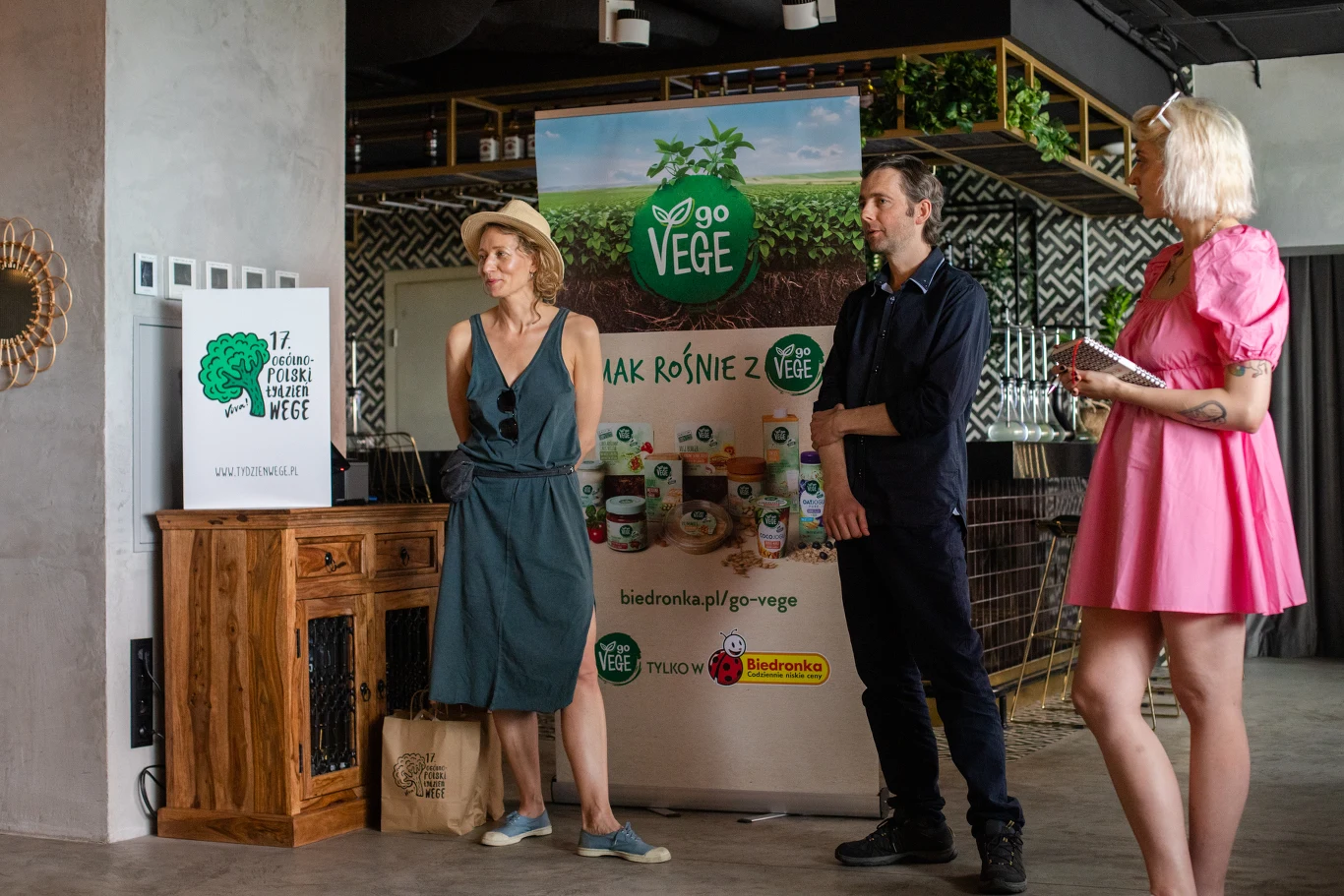 Magdalena Popławska jest twarzą Tygodnia Wege organizowanego przez Fundację Viva. Przez siedem dni w całej Polsce odbywają się wydarzenia promujące zalety diety bezmięsnej: dla środowiska, zdrowia i zwierząt 