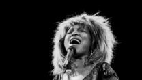 Tina Turner znana była ze swoich kreacji, odsłaniających jej nogi. Stałym elementem jej koncertów stały się też charakterystyczne peruki.