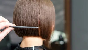 Trendy fryzur na sezon letni 2023 — odważne cięcia i kolory